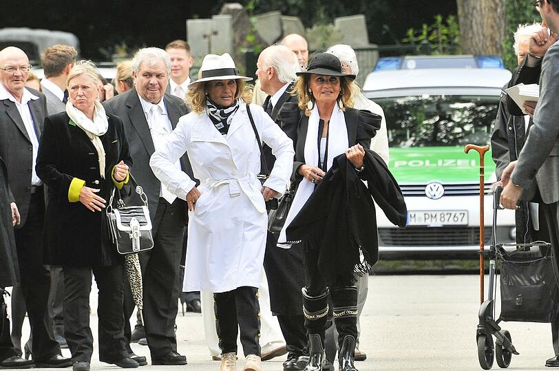 Hella Brice (l.) und ihre Schwester Gabriele "Gaby" Dück bei der Ankunft am Gräfelfinger Friedhof