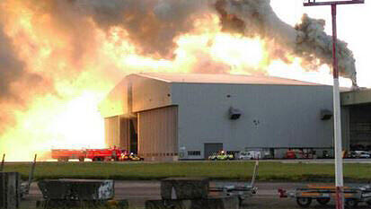 Am Flughafen Dublin ist in einem Hangar ein Feuer ausgebrochen und hat den Flugverkehr lahmgelegt. Am Flughafen Dublin ist in einem Hangar ein Feuer ausgebrochen und hat den Flugverkehr lahmgelegt.