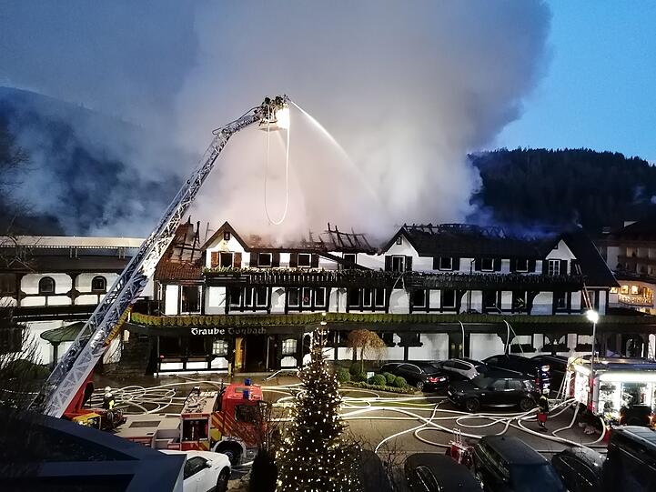 Einsatzkräfte der Feuerwehr löschen einen Brand in dem Drei-Sterne-Restaurant.