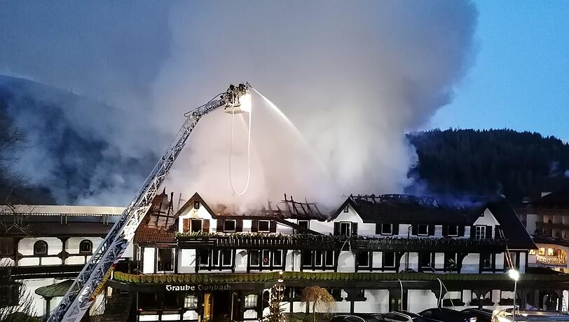 Einsatzkräfte der Feuerwehr löschen einen Brand in dem Drei-Sterne-Restaurant. Einsatzkräfte der Feuerwehr löschen einen Brand in dem Drei-Sterne-Restaurant.