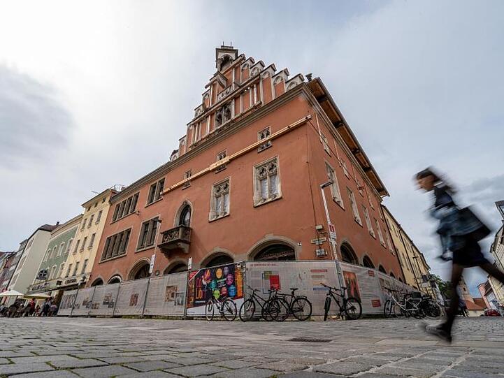 Das ausgebrannte historische Rathaus in der Straubinger Innenstadt. Foto: Armin Weigel/dpa/Archivbild