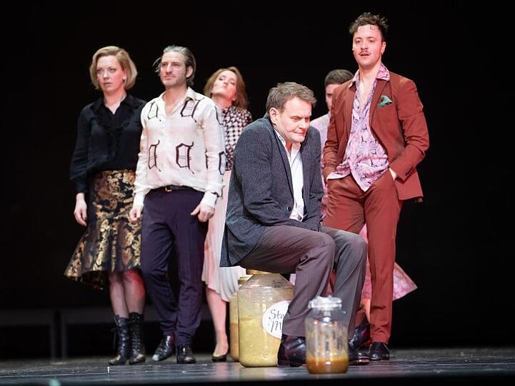 Die Schauspieler Lina Beckmann (l-r) , Jonas Hien, Paulina Alpen, Devid Striesow als Ivanov, Eva Maria Nikolaus und Maximilian Scheidt in "Ivanov".