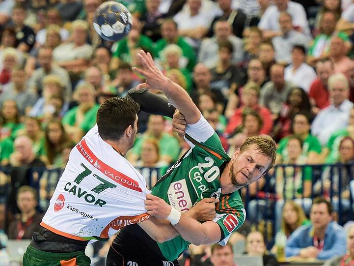 Nationalspieler Fabian Böhm (r) gehört zu den Hoffnungsträgern im Rückraum.