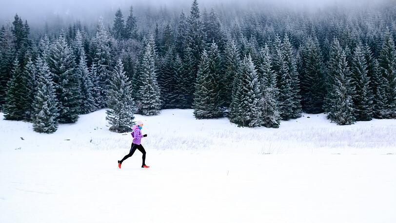 Schnee und K&auml;lte tun dem Joggen im Wald keinen Abbruch.