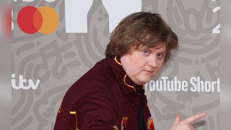 Lewis Capaldi zeigte sich Anfang des Jahres zum ersten Mal bei den Brit Awards mit seiner Freundin.