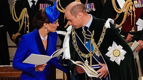 Prinzessin Kate gab Prinz William eines Medienberichts zufolge in Edinburgh offenbar einen kleinen, liebevollen Klaps.