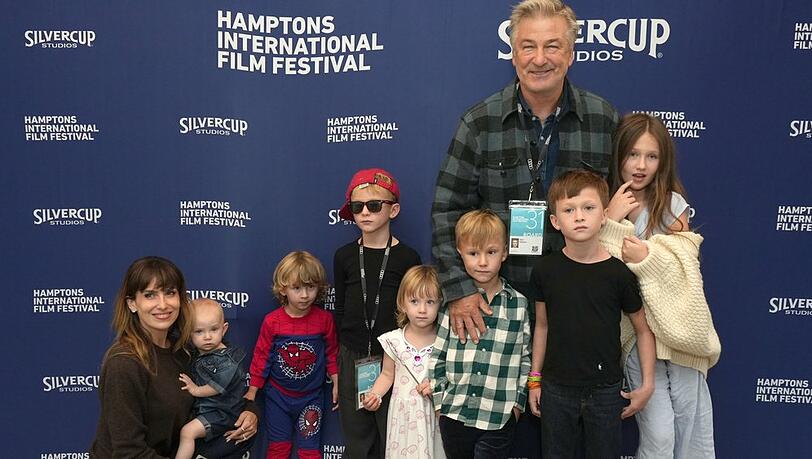 Alec und Hilaria Baldwin mit ihren sieben Kindern. Alec und Hilaria Baldwin mit ihren sieben Kindern.