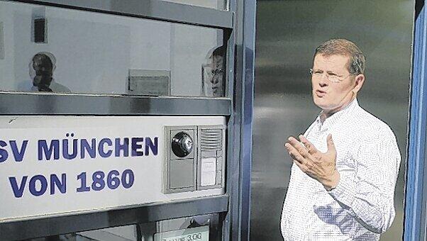 Hier darf er sich bis auf weiteres nicht blicken lassen: Stefan Ziffzer vor der Geschäftsstelle des Zweitiligisten TSV 1860. Hier darf er sich bis auf weiteres nicht blicken lassen: Stefan Ziffzer vor der Geschäftsstelle des Zweitiligisten TSV 1860.