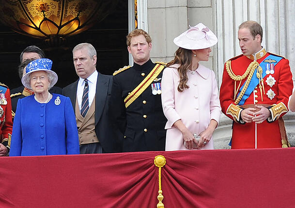 Trooping the Colour im Juni 2013: Prinz Andrew steht gemeinsam mit Prinz Harry auf dem Balkon des Buckingham-Palasts.