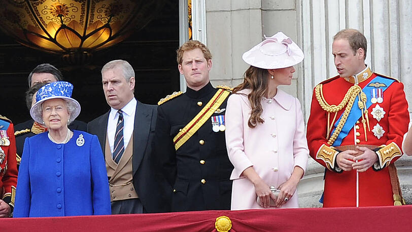Trooping the Colour im Juni 2013: Prinz Andrew steht gemeinsam mit Prinz Harry auf dem Balkon des Buckingham-Palasts. Trooping the Colour im Juni 2013: Prinz Andrew steht gemeinsam mit Prinz Harry auf dem Balkon des Buckingham-Palasts.