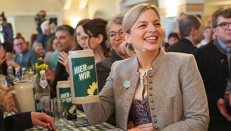Katharina Schulze (Gr&uuml;ne) erschien beim politischen Aschermittwoch ihrer Partei gut gelaunt im Dirndl.