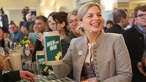 Katharina Schulze (Gr&uuml;ne) erschien beim politischen Aschermittwoch ihrer Partei gut gelaunt im Dirndl.
