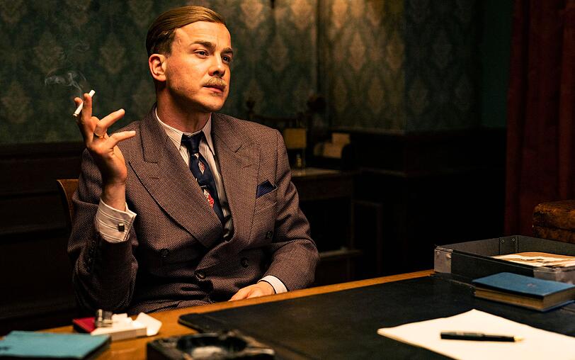 Gestapo-Offizier Böhm (Albrecht Schuch, Bild) hält den Anwalt Dr. Josef Bartok (Oliver Masucci) gefangen. Gestapo-Offizier Böhm (Albrecht Schuch, Bild) hält den Anwalt Dr. Josef Bartok (Oliver Masucci) gefangen.