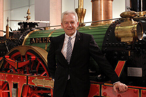 Bahn-Chef Rüdiger Grube vor dem Adler: In einem Erweiterungsbau des Verkehrsmuseums könnte die erste deutsche Eisenbahn viel besser als bisher präsentiert werden.