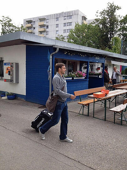 Moritz Volz reist in zivil.