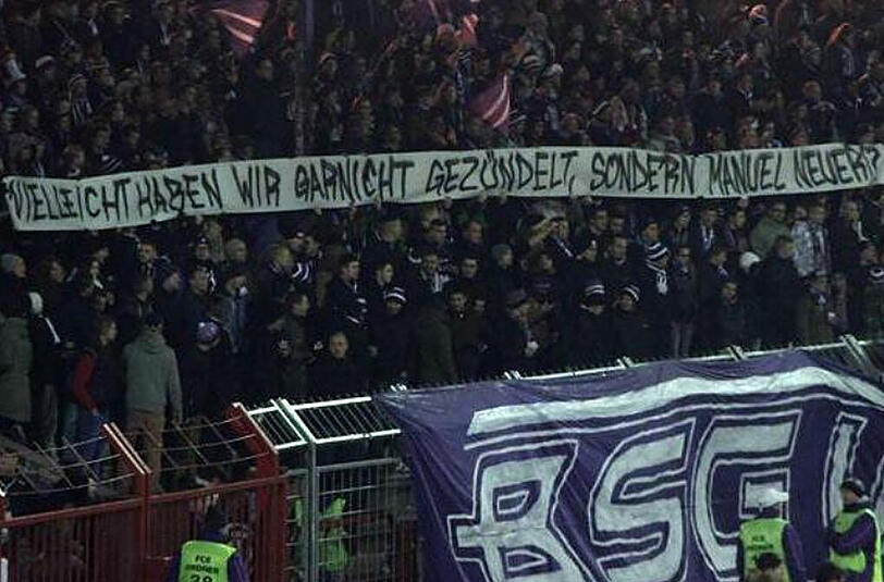 "Vielleicht haben wir nicht gezündelt, sondern Manuel Neuer", steht auf dem Banner in der Auer Fankurve, beim Heimspiel gegen den 1. FC Nürnberg.
