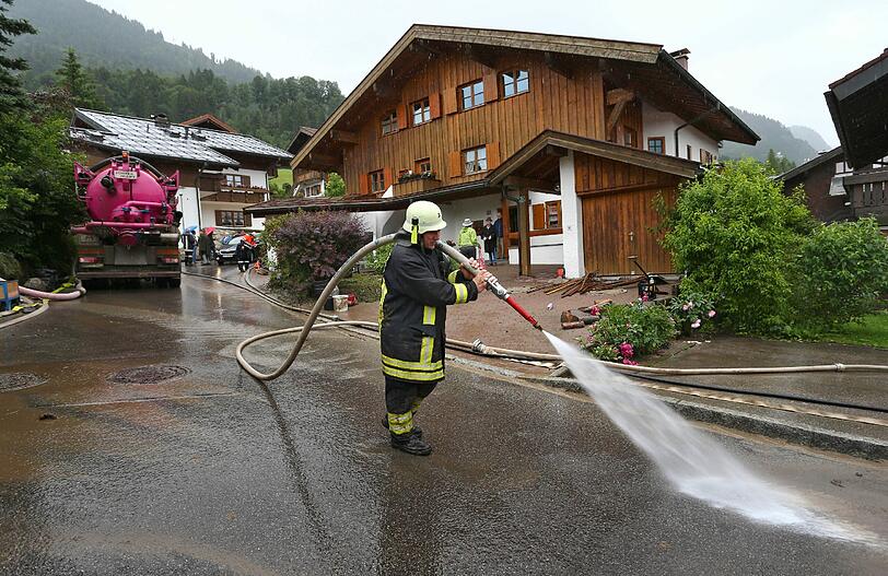 Bilder von der Schlammlawine in Oberstdorf vor einigen Tagen.