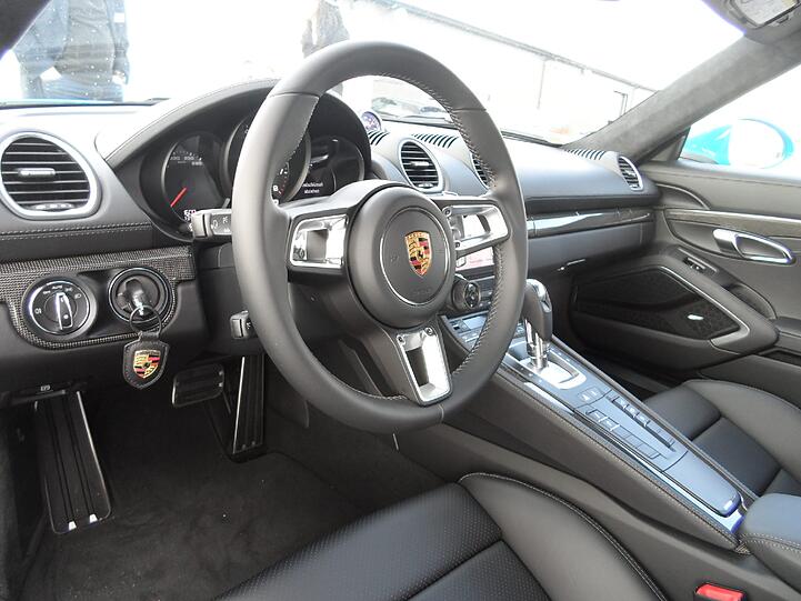 Ein annähernd perfekter Arbeitsplatz: Im Porsche Cayman kommen große, kleine, dicke und dünne Fahrer gleich gut zurecht.