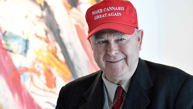 Unterstützer der Cannabis-Industrie: der Abgeordnete Dana Rohrabacher mit Kappe.