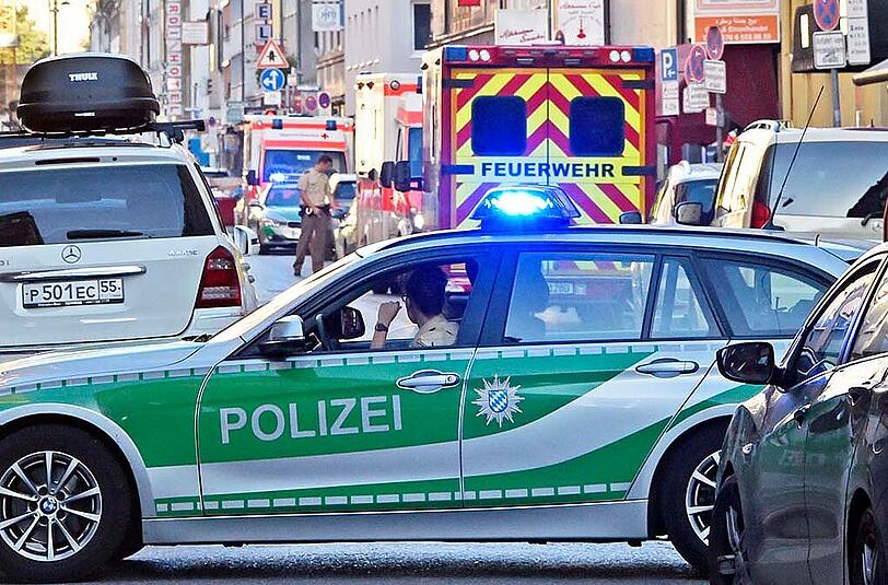 Mehrere Beteiligte prügelten sich in einer Bar in der Landwehrstraße. Es gab einige Verletzte, Polizei und Rettungsdienst waren mit einem Großaufgebot im Einsatz.