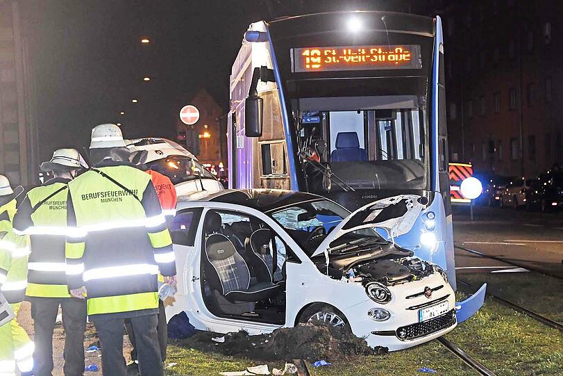 Der Fiat wurde beim Abbiegen von einer Tram gerammt. Zwei Frauen wurden schwer verletzt.
