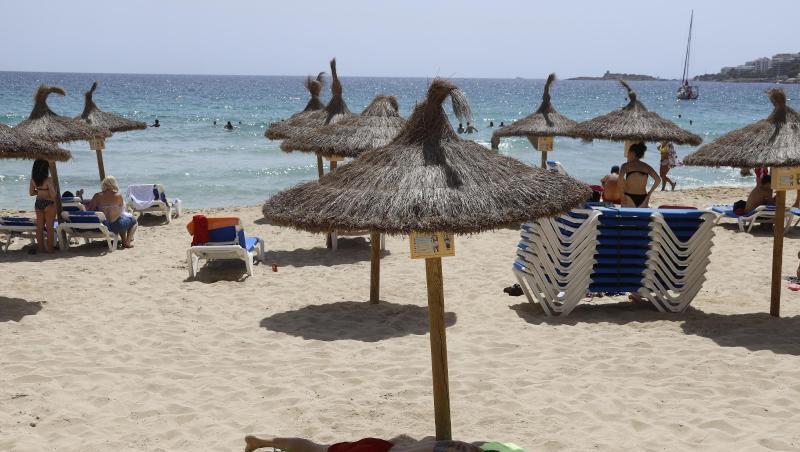 Ein Mann liegt unter einem Sonnenschirm am Strand von Cala Major, Mallorca. Die Bundesregierung warnt vor Reisen auf die Insel. Ein Mann liegt unter einem Sonnenschirm am Strand von Cala Major, Mallorca. Die Bundesregierung warnt vor Reisen auf die Insel.