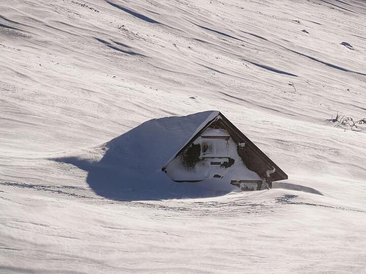 Ein Gebäude auf der Schweizer Schwägalp ist in den Schneemassen fast versunken.