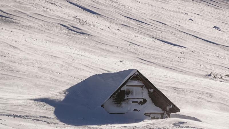 Ein Gebäude auf der Schweizer Schwägalp ist in den Schneemassen fast versunken. Ein Gebäude auf der Schweizer Schwägalp ist in den Schneemassen fast versunken.