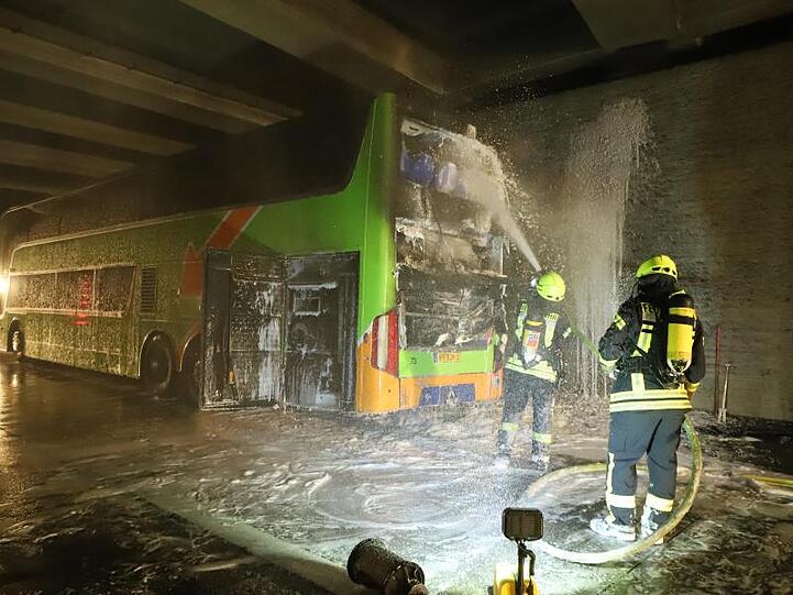 Feuerwehrleute löschen einen Reisebus. In einem Reisebus ist auf der Autobahn 1 bei Bremen ein Feuer ausgebrochen.