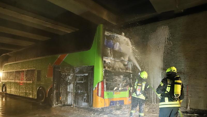 Feuerwehrleute löschen einen Reisebus. In einem Reisebus ist auf der Autobahn 1 bei Bremen ein Feuer ausgebrochen. Feuerwehrleute löschen einen Reisebus. In einem Reisebus ist auf der Autobahn 1 bei Bremen ein Feuer ausgebrochen.