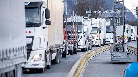 Ein Rückstau aus Lastkraftwagen hat sich am deutsch-österreichischen Grenzübergang bei Kiefersfelden gebildet.