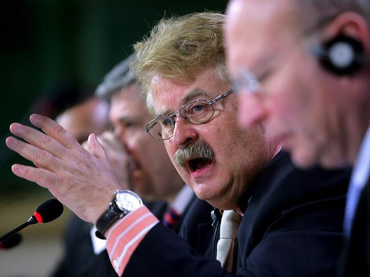 Der CDU-Europapolitiker Elmar Brok (M.) schätzt 80 Prozent der Iren pro-europäisch ein. (Archivbild)