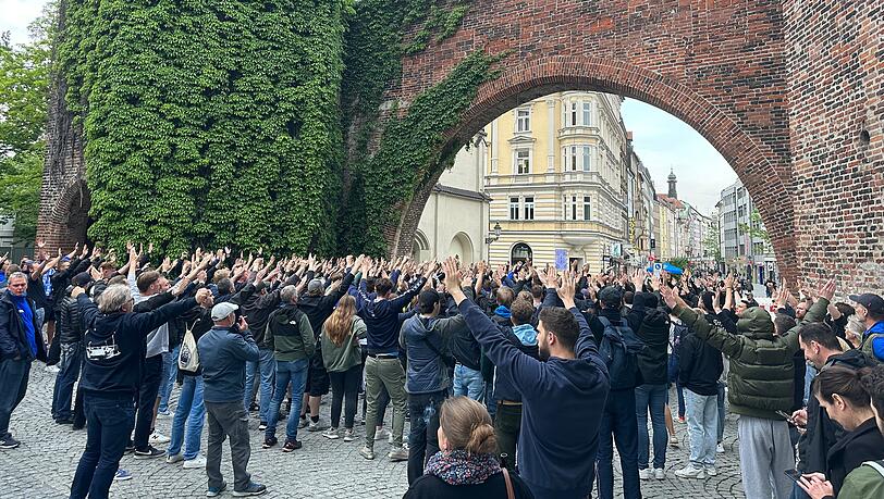 Friedliche TSV-1860-Fans am Sendlinger Tor. Friedliche TSV-1860-Fans am Sendlinger Tor.