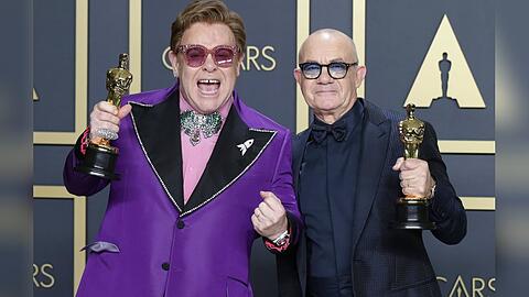 Kongeniales Duo: Elton John (l.) und Bernie Taupin mit ihren Oscars für "Rocketman".