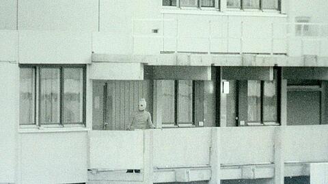 Einer der palästinensischen Geiselnehmer auf dem Balkon in der Conollystraße im Olympiadorf kurz nach der Geiselnahme.