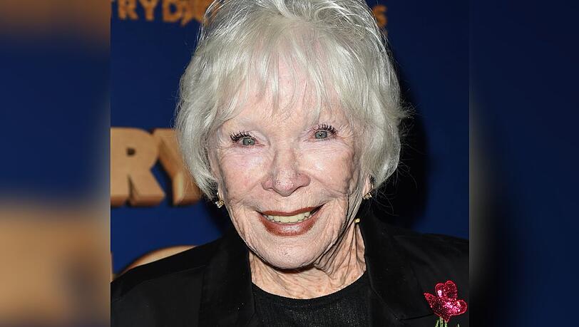 Shirley MacLaine sucht Gesellschaft. Shirley MacLaine sucht Gesellschaft.