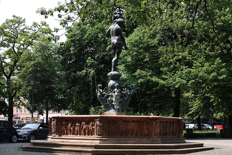 Hier der Brunnen mit seinen vielen spannenden Details.