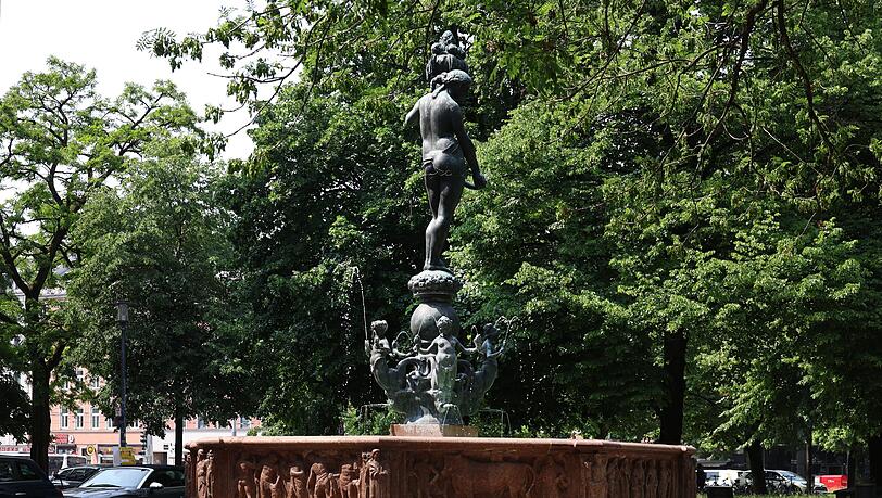 Hier der Brunnen mit seinen vielen spannenden Details. Hier der Brunnen mit seinen vielen spannenden Details.
