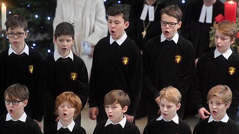 Der Tölzer Knabenchor bei einem Auftritt in der JVA München-Stadelheim.
