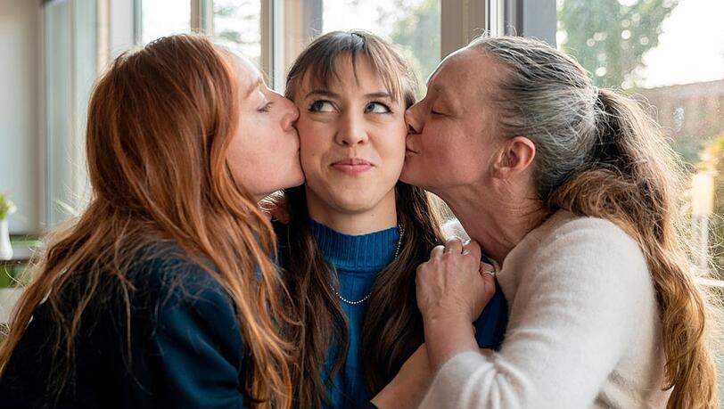 "So haben wir dich nicht erzogen": Balbina Augustin (Brigitte Hobmeier, l.), Hedwig Schaller (Alina Schaller, M.) und Inka Schaller (Gerti Drassl).
