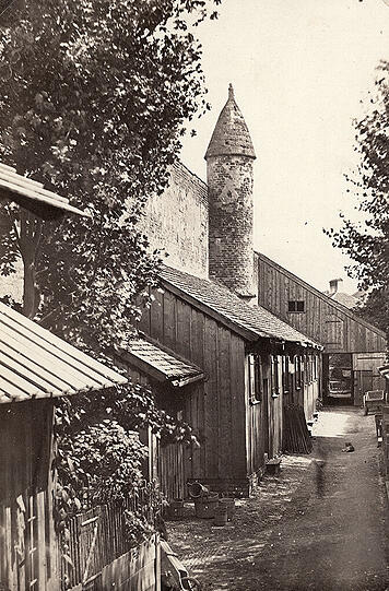 In der Zwingergasse mit dem Henkertürmchen (Foto von 1870).