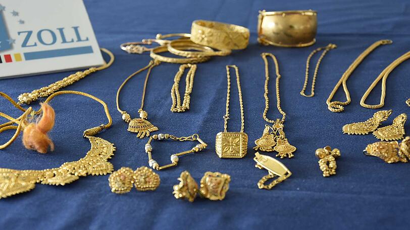 Den Goldschmuck wollte die Reisende nicht verzollen.