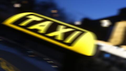Bei dem Unfall wurde auch der Fahrgast des Taxis verletzt. (Symbolbild)