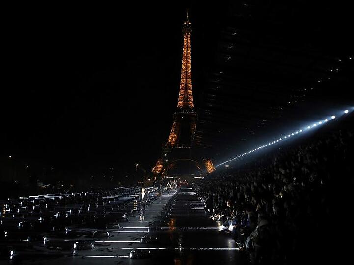 Ein Spiel mit Hell und Dunkel: Saint Laurent auf der Fashion Week in Paris.