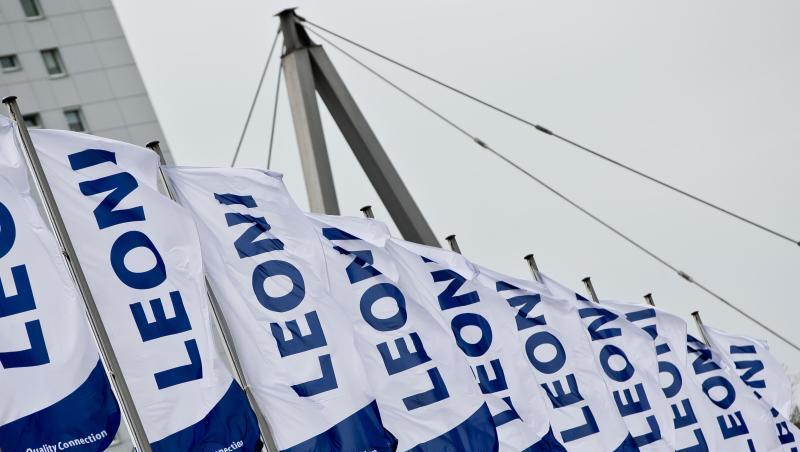 Fahnen mit dem Logo des Kabel-Herstellers Leoni AG wehen im Wind.
