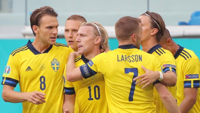 Die schwedischen Spieler feiern den Torschützen Emil Forsberg (M).