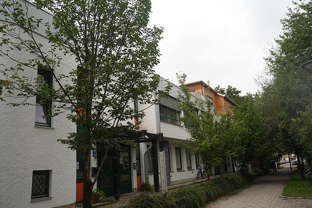 Das AWO-Sozialzentrum aus den 80er-Jahren ist saniert und durch einen Holzbau aufgestockt worden. Nun gibt es Wohnraum für Pflegekräfte. Das AWO-Sozialzentrum aus den 80er-Jahren ist saniert und durch einen Holzbau aufgestockt worden. Nun gibt es Wohnraum für Pflegekräfte.