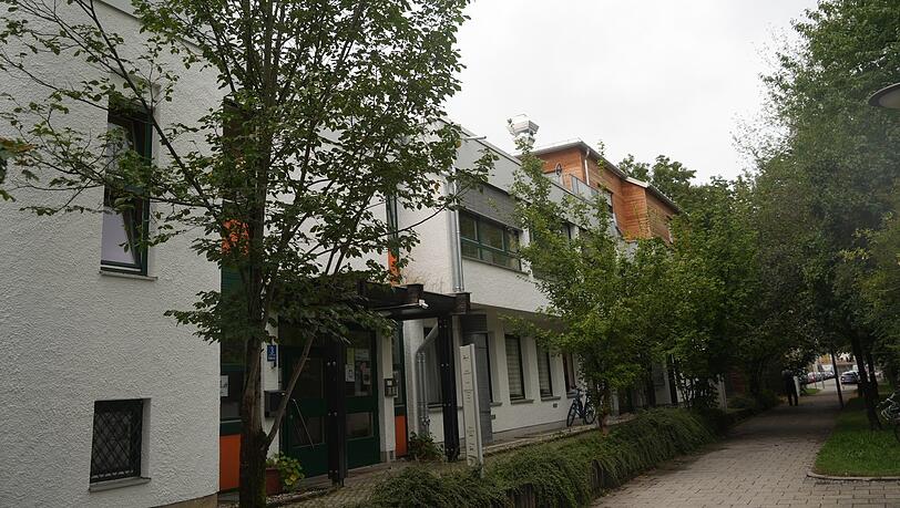Das AWO-Sozialzentrum aus den 80er-Jahren ist saniert und durch einen Holzbau aufgestockt worden. Nun gibt es Wohnraum für Pflegekräfte. Das AWO-Sozialzentrum aus den 80er-Jahren ist saniert und durch einen Holzbau aufgestockt worden. Nun gibt es Wohnraum für Pflegekräfte.