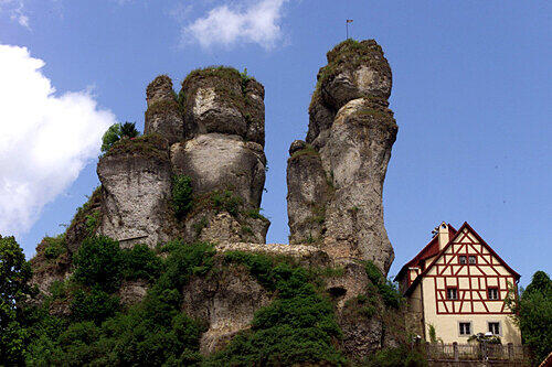 Schroffe Felsen und altes Fachwerk &ndash; typisch für die Fränkische Schweiz. Beliebt ist die Region aber auch wegen des Bieres.