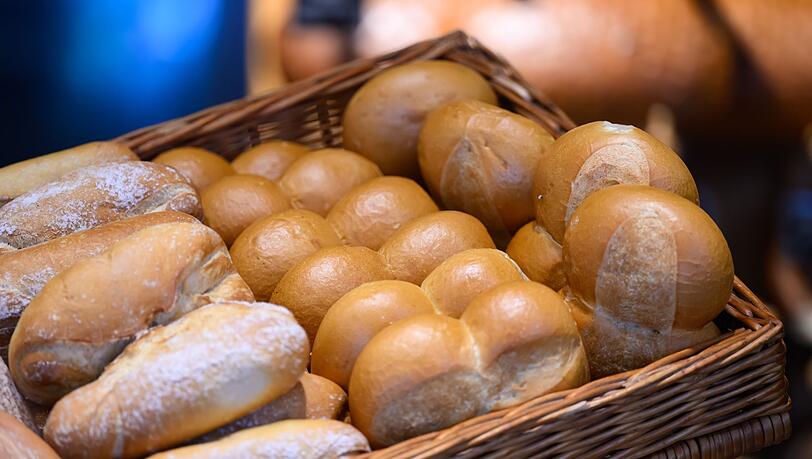 Verbraucher kaufen Brot und Br&ouml;tchen heute vielfach nicht mehr beim klassischen B&auml;cker, sondern im Supermarkt. (Archivbild)